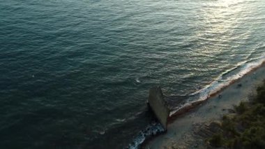 Karadeniz kıyısındaki yalnız kaya, Rock Sail adlı... dalgalar ve martılar tarafından yıkanır... sinemanın 4K görüntüleriyle.