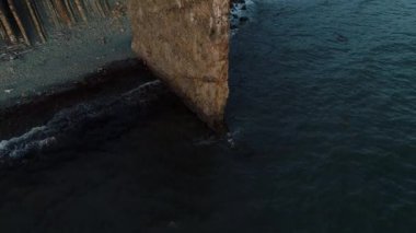 Karadeniz 'in ortasındaki Rock Sail adında yalnız bir kaya dalgalarla yıkanıyor.