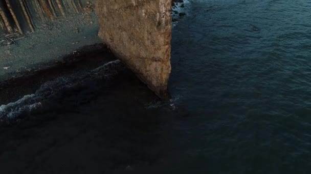 Solitaria roca en el medio del mar Negro llamado Rock Sail lavado por olas cinemáticas 4k metraje — Vídeos de Stock