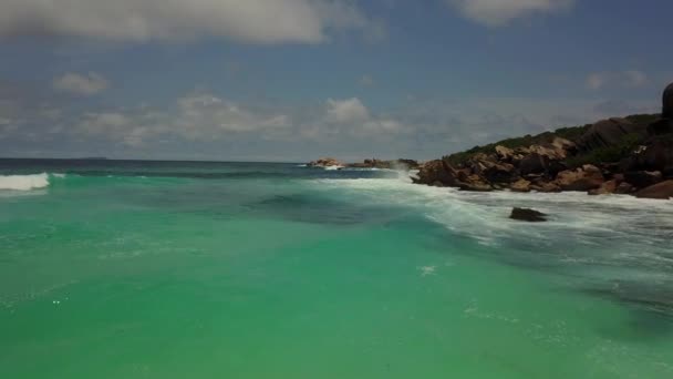 Images aériennes dans une île incroyable pendant la tempête lorsque de grandes vagues frappent des rochers 4K — Video