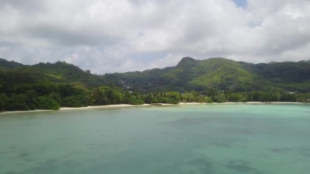 Vista del océano a la isla con montañas en día nublado antes de la tormenta 4K — Vídeo de stock