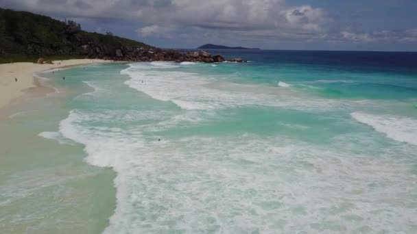 Mer agitée sur la côte de l'océan Indien à l'apogée de la saison de baignade 4K — Video