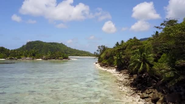 Entlang der Küste mit Blick auf die Inseln und Berge 4k — Stockvideo