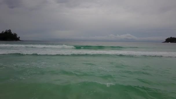 Zuřící moře v oblačný den na pobřeží letoviska 4k — Stock video