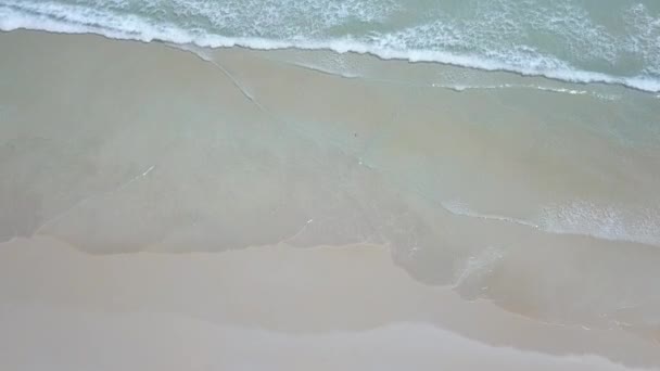 Vista vertical a la costa con agua limpia en un día soleado. Complejo muy popular 4K — Vídeos de Stock