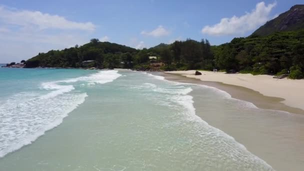 Gran costa vacía en popular resort en día soleado con grandes olas y hermosa vista aérea en 4K — Vídeos de Stock