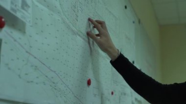 Erkek bir mimar yeni bir tesis inşa etmek için yeni bir konsept geliştirmek için tahtaya geliyor.