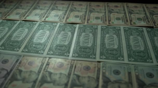 Honderden dollars van verschillende denominaties op tafel 4k — Stockvideo