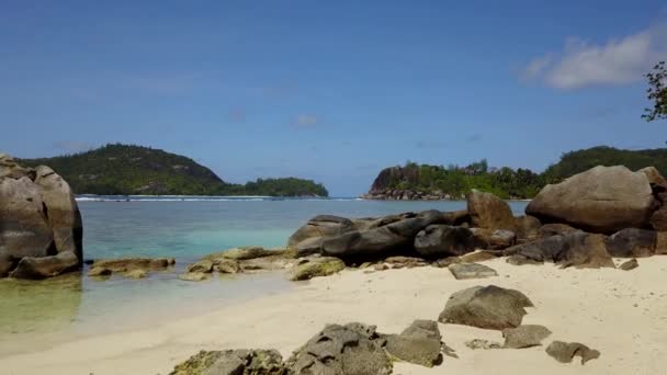 Camera beweegt van de kust naar het eiland die wassen door grote golven Indische oceaan Drone shoot 4k — Stockvideo
