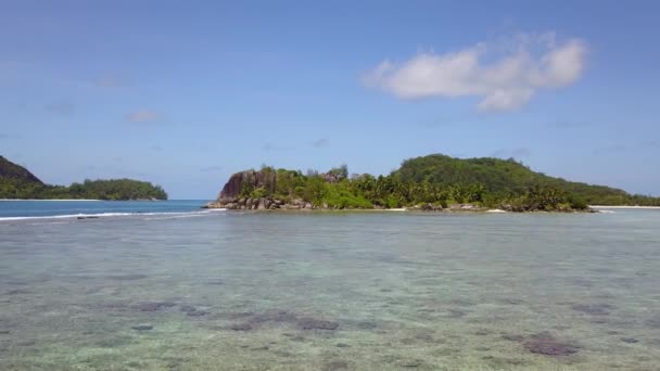 Cámara se mueve hacia adelante a la isla abeautiful rodeado de olas fantástica laguna 4K — Vídeos de Stock