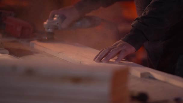 Um homem polir móveis de madeira antes de pintá-lo LOW MOTION — Vídeo de Stock