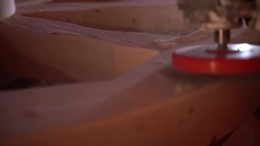 Bir ahşap malzemesi ustasının zımparaladığı, bir sürü talaş yakını.