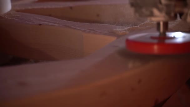 Levigatura da parte di un artigiano di un materiale di legno con molte segatura Close up — Video Stock