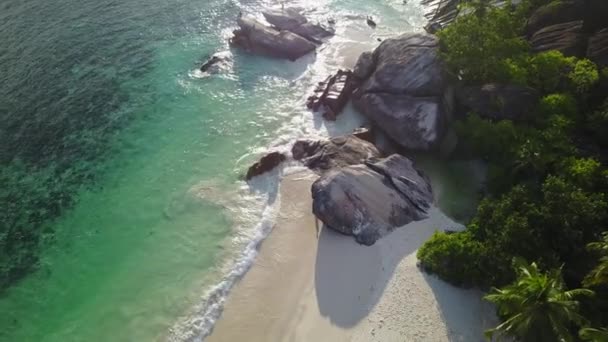 Seychelles olas golpea en las rocas en Paradise Mahe isla Drone tiro 4K — Vídeos de Stock