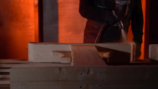 Streichen eines Holzproduktes vor dem Trocknen — Stockvideo