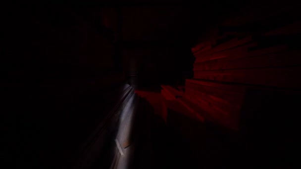 夜半开着木柴的仓库的门，有漂亮的台灯 — 图库视频影像