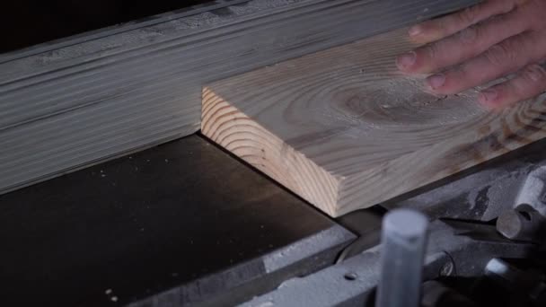 Turner macina il legno su una rettificatrice in Slow Motion — Video Stock