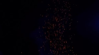 Ateşin kıvılcımları gece ay ışığında uçuşuyor 100 Fps Slow Motion
