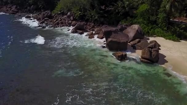 Fale uderzają w skały na tropikalnej wyspie w oceanie — Wideo stockowe