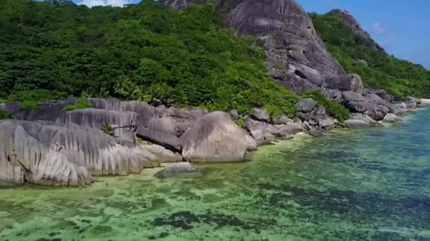 Paisaje increíble en día sinny en La Digue con Seychelles rocas fantásticas y playa de agua cristalina dargent 4K — Vídeos de Stock