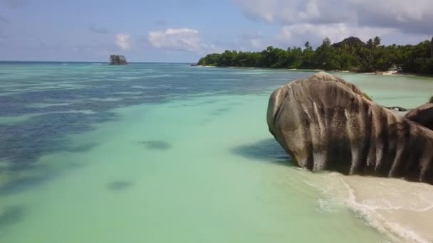 无人岛上的景色，海面上的无人侦察机拍出奇异的岩石 — 图库视频影像