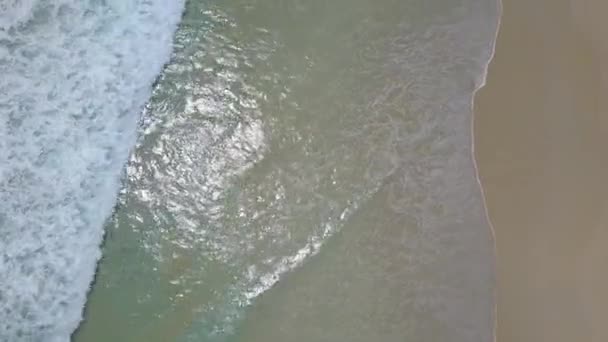 Filmagem vertical como ondas lavar a costa da praia com drone areia branca 4K Filmagem — Vídeo de Stock