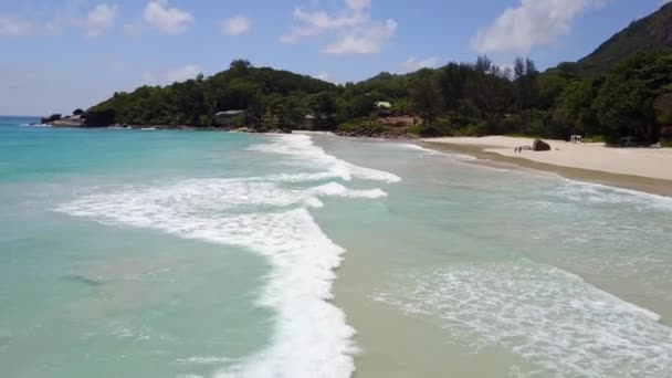 Grandes olas lavan la orilla del mar de la isla en el océano Índico Drone volar de vuelta y abrir su increíble vista 4K — Vídeos de Stock