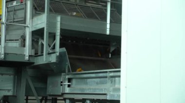 Hasat sonrası mısır büyük bir taşıyıcıya düşer. HD görüntüler yavaş çekilir.