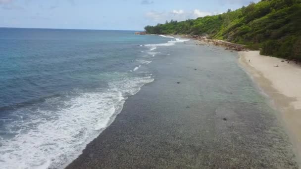 La cámara se está moviendo a lo largo de la increíble playa en el océano Pacífico. Fantástica vista imágenes 4K — Vídeos de Stock