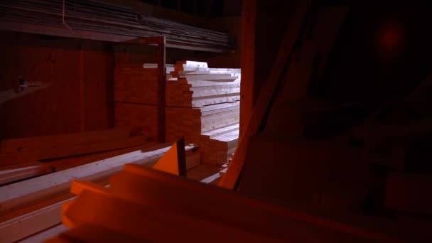 Magazyn z drewnem w nocy w pięknym świetle inscenizacji — Wideo stockowe