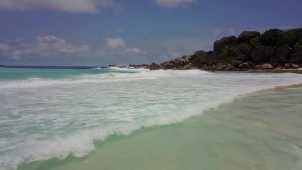 Hermosa isla deshabitada olas de playa desde un ángulo bajo 4K — Vídeo de stock