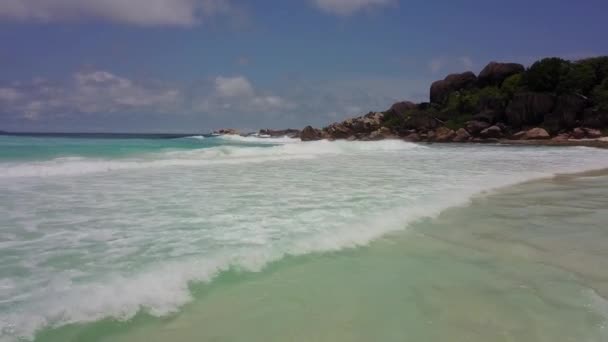 Belas ondas de praia desabitadas da ilha de um ângulo baixo 4K — Vídeo de Stock