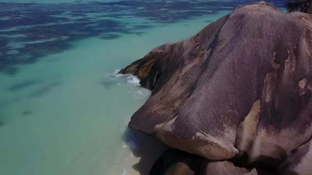 Taşlı bir adadan, ıssız bir adaya 4K 'lık insansız hava aracı görüntüsü. — Stok video