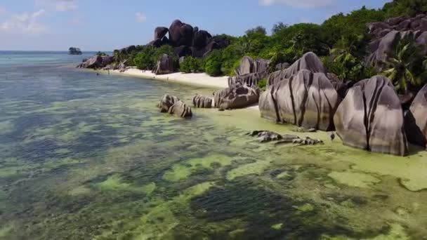 Atemberaubende Landschaft in synny day at la digue mit seychellen fantastische felsen anse dargent 4k — Stockvideo