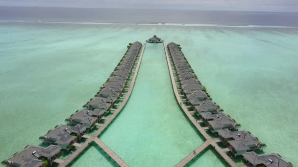 Prachtig uitzicht op de blauwe lagune met huizen aan het water en een restaurant 4k — Stockvideo