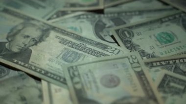 Masadaki paramıza yakın çekim. Hızlı lensli dönüşümlü 4K.