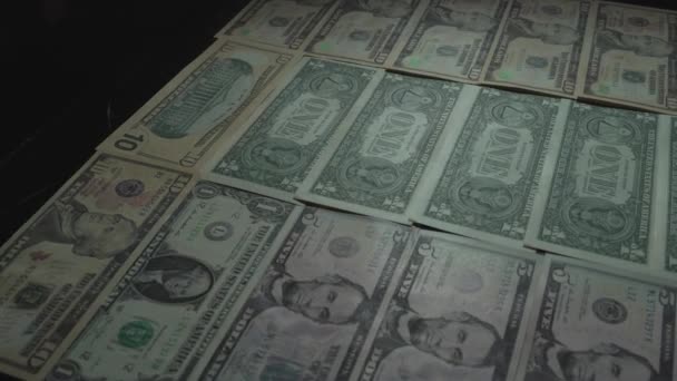 Dólares americanos ordenadamente dobrados na mesa de filmagens 4K — Vídeo de Stock