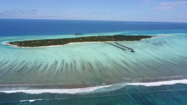 Isola delle Maldive con laguna ideale dal cielo nella giornata di sole 4K — Video Stock