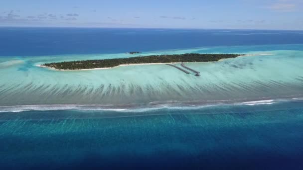 Nagyszerű kilátás az égből a szigetre az óceán közepén hullámokkal és kék lagúna 4K — Stock videók