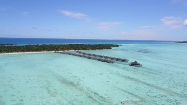 Malediven paradijs eiland met blauw water en huizen in het perfecte keuze voor huwelijksreis 4K — Stockvideo