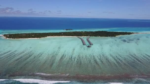 Drone startuje bardzo wysoko, aby otworzyć całą wyspę w rajskim miejscu z niebieską laguną 4K — Wideo stockowe