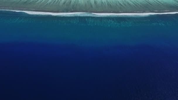공중 촬영 4K 지상 낙원에서 깊은 바다에서 푸른 석호로 카메라올려 4K — 비디오