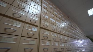 Büyük kütüphanede çok raf var. Düşük açılı güzel görüntüler.