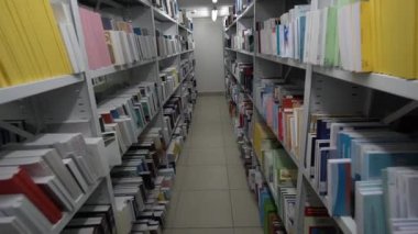 Kütüphanede bir sürü kitabı olan öğrenciler için rüya odası.