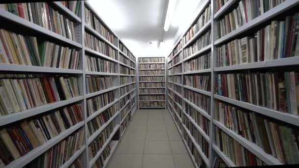 Kamera zieht in große Bibliothek mit vielen alten Büchern — Stockvideo