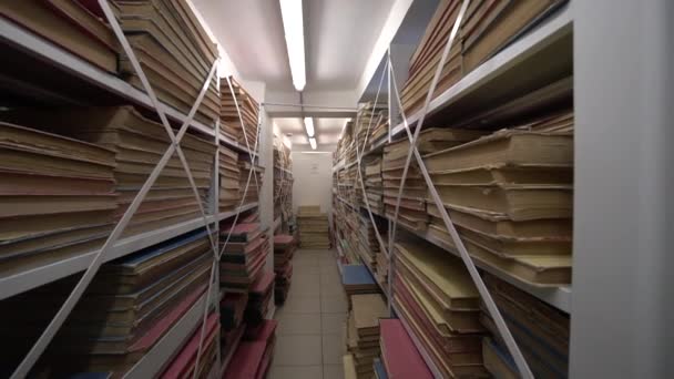 Shelfs with old books in the library. Shot from gimbal HD footage — kuvapankkivideo