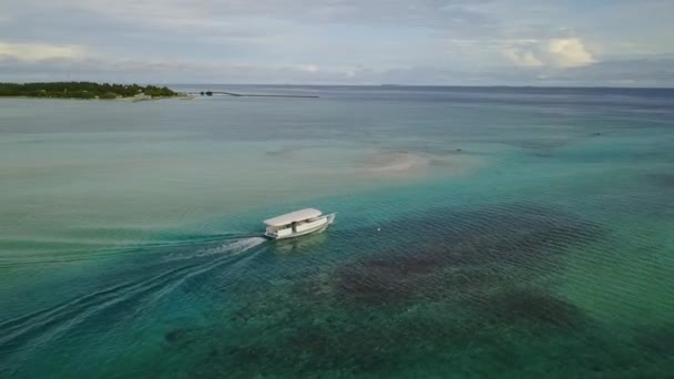Hajó mozog az óceán közelében paradicsomi szigetek Légi felvétel — Stock videók