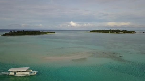 Barco entrega turistas para a ilha paradisíaca. Filmagem do drone — Vídeo de Stock