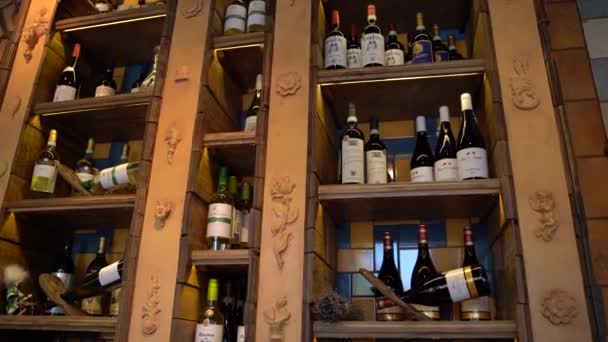 Molte bottiglie con vino sui ripiani in restraunt 4K riprese — Video Stock