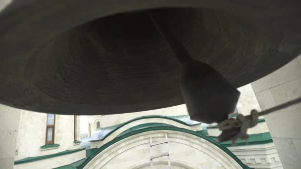 Уникальная колокольня крупным планом в 4К — стоковое видео